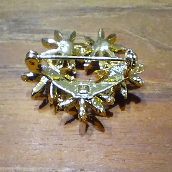 Vintage Gold Brooch With White Seed Beads, Faux Pearl Flowers, Star Patt… - Picture 5 of 7